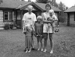 Mats �r �ntligen hemma. Tillsamman med hustru Ingrid, Erik och d�ttrarna Linnea och Charlotta poserar Mats framf�r familjens stolthet huset i Hjortn�s.
