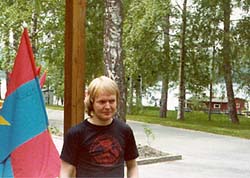 Kunskap om f�rgglada fanor f�r olika befrielser�relser kom snabbt att bli Mats specialitet under tiden i Ume�. H�r poserar han med en fana fr�n den d� k�nda befrielser�relsen  UPCKLD som k�mpade f�r ett fritt Finnmark i norra Norge.